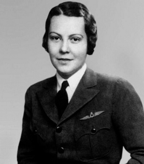 Sabiha Gökçen: Foi a primeira mulher piloto de combate do mundo. Ela foi adotada pelo fundador da República da Turquia, Mustafa Kemal Atatürk, e treinada como piloto.