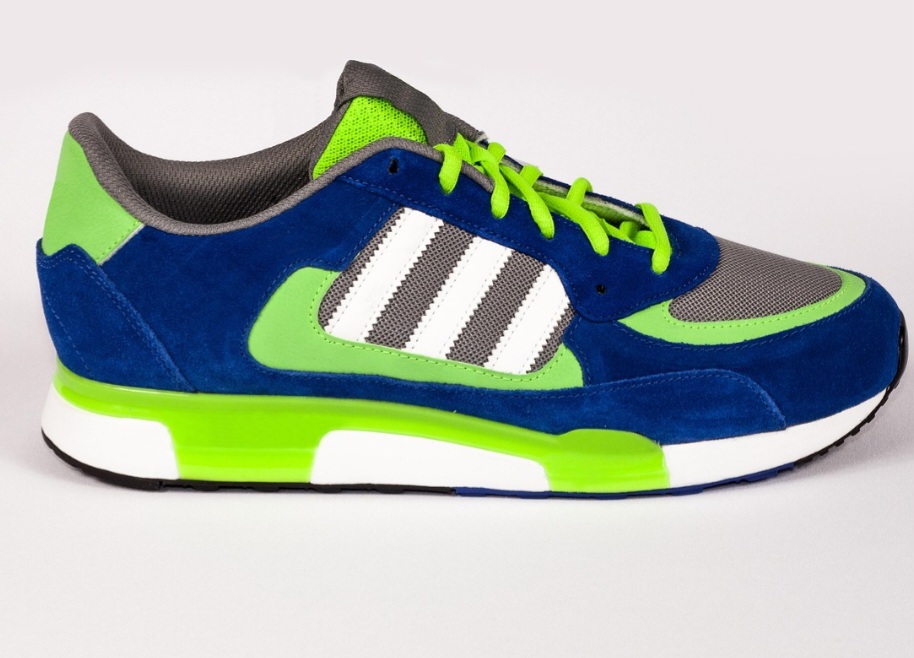 Na década de 1860, na Inglaterra, surgiram os primeiros modelos de tênis shoes, sapatos específicos para a prática do esporte.  