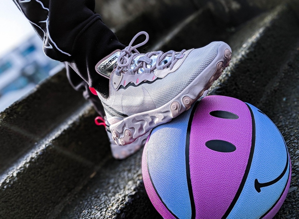 Em 1876, a New Liverpool Rubber Company, na Inglaterra, lançou os primeiros calçados com sola de borracha vulcanizada e cabedal de lona, que foram apelidados de plimsolls.