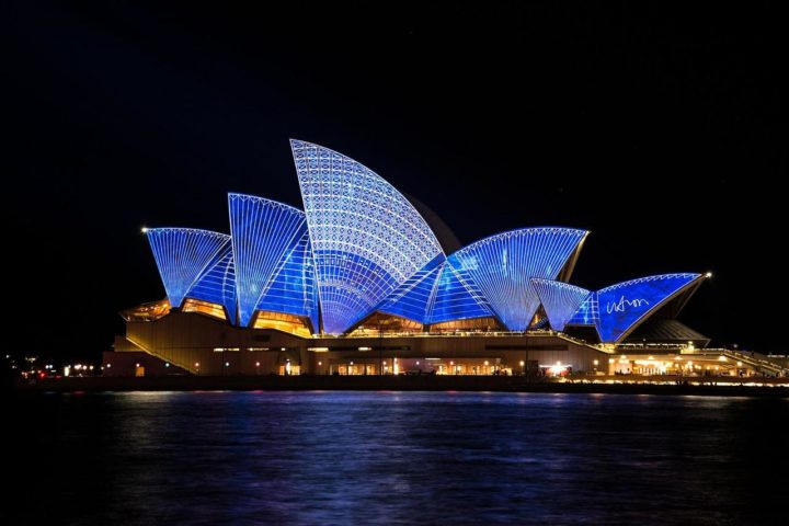 Sydney Opera House (Sydney, Austrália): Este teatro é famoso por seu design arrojado e moderno, com suas velas brancas características. Inaugurado em 1973 e desenhado por Jørn Utzon, é um dos edifícios mais icônicos do século 20 e Patrimônio Mundial da UNESCO.