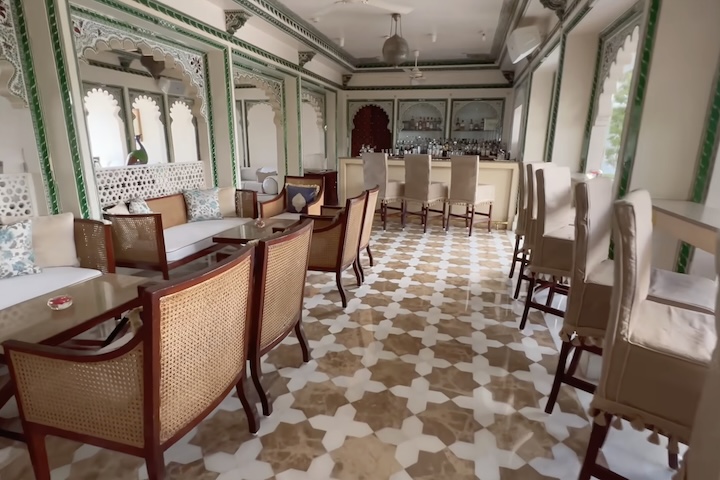 Outra atração é o bar temático Amrit Sagar, que oferece coquetéis inspirados nos filmes do James Bond. 