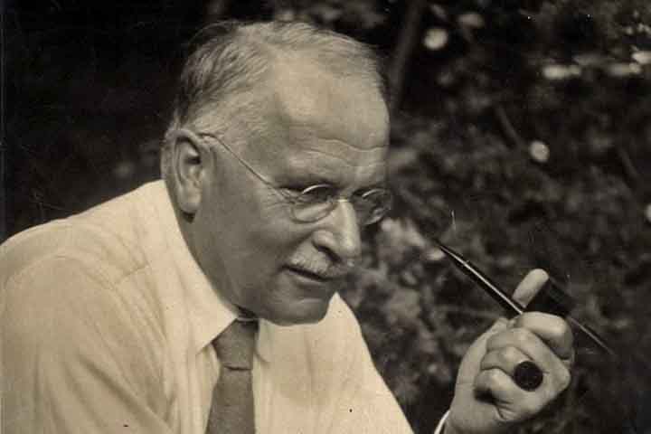 Jung via os sonhos, os mitos e as expressões artísticas como janelas para o inconsciente, acreditando que cada indivíduo percorre um caminho de autoconhecimento e integração interior - processo que chamou de individuação.
