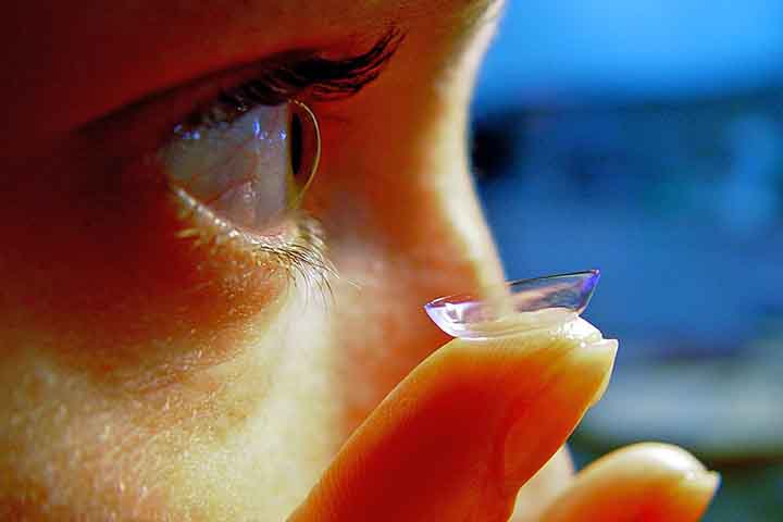 Colocar uma lente na superfície do olho para corrigir problemas de visão. Seu estudo foi registrado no Codex do Olho e baseava-se na alteração da visão ao submergir os olhos na água. No entanto, o conceito permaneceu apenas teórico por séculos.