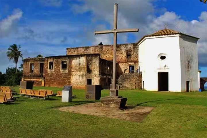 Trata-se do Castelo Garcia D’Ávila, uma das construções históricas mais antigas do Brasil.