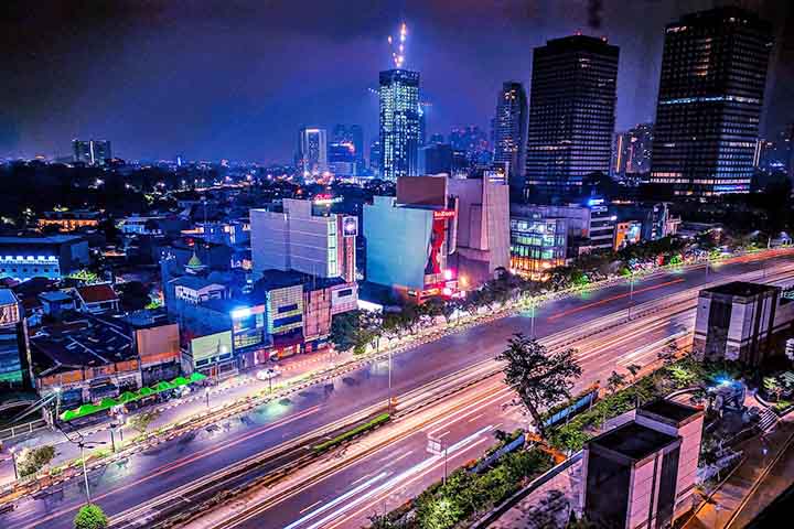 A cidade abriga as principais instituições financeiras da Indonésia, a bolsa de valores, sedes de grandes empresas nacionais e multinacionais, além de ser polo de serviços, comércio e indústria. 
