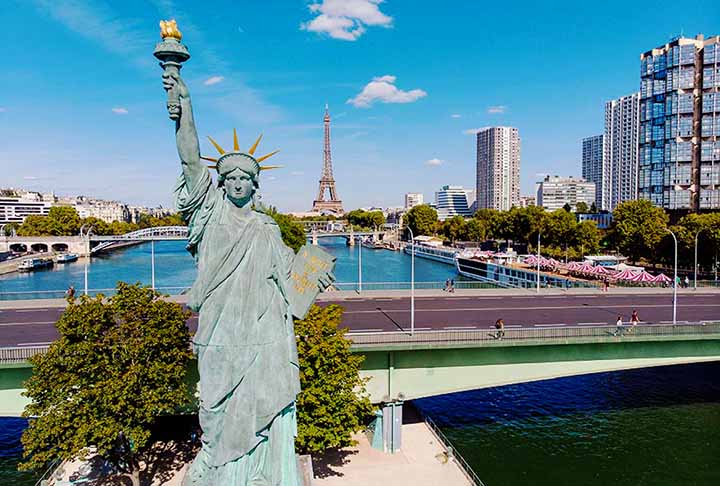 Paris (França) - A Ile aux Cignes, muito comentada em novembro de 2024 por causa da morte do fotógrafo brasileiro Flávio Souza, tem uma imitação da Estátua da Liberdade. A versão foi um presente dos Estados Unidos em 1889 e é voltada para o oeste, simbolizando a amizade entre os dois países. 