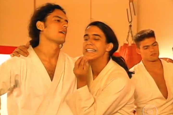 Nas primeiras temporadas, entre 1995 e 1999, a história se concentrou na academia Malhação, que deu nome à novela, e apresentou personagens como Mocotó e seus amigos, além de casais que marcaram o início da produção. 
