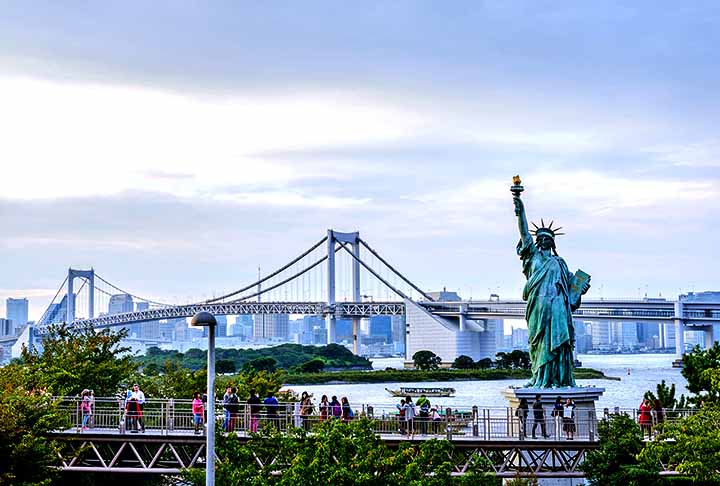 Tóquio, Japão – A estátua em Odaiba, na Baía de Tóquio, foi instalada temporariamente em 1998 e depois ficou permanente devido à sua popularidade. Essa réplica é menor, mas igualmente icônica, destacando-se em um cenário moderno com vista para a Rainbow Bridge. O local é conhecido por shoppings, restaurantes e o ambiente à beira-mar.
