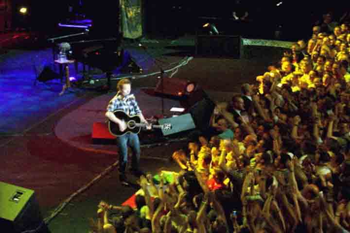 A paixão pela música surgiu cedo. Inspirado por Elvis Presley e pelos Beatles, Springsteen começou a tocar em bandas locais durante a adolescência. Na virada dos anos 1970, formou o grupo que o acompanharia por décadas, a E Street Band. 
