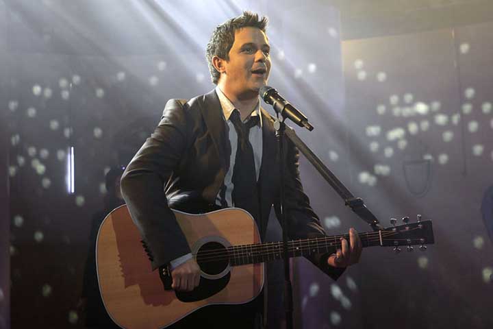 Ainda jovem, aprendeu a tocar violão e a compor, sob influência da música flamenca. 