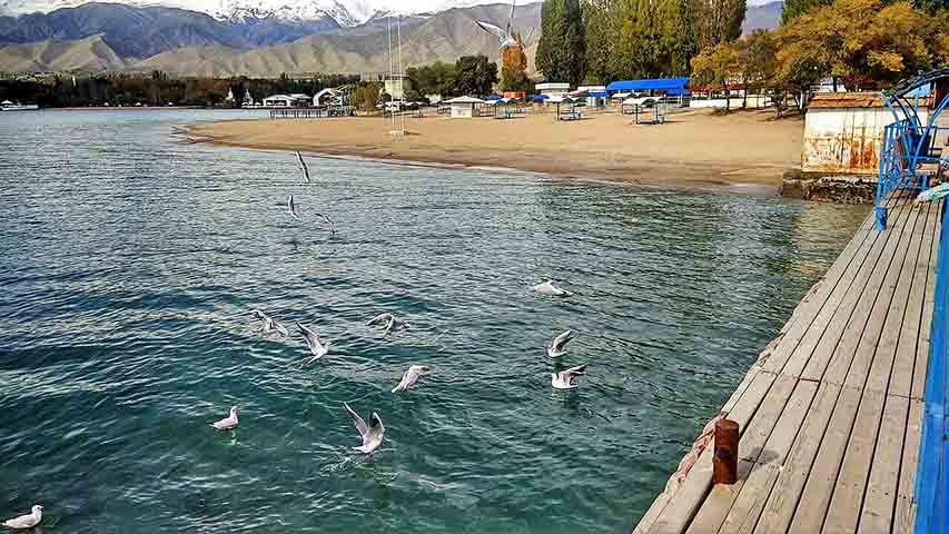 O Lago Issyk-Kul (Quirguistão) ocupa 6.236 km² e atinge 668 m de profundidade. Rodeado por montanhas, é um dos maiores lagos de altitude do mundo e nunca congela, apesar das temperaturas frias da região.

