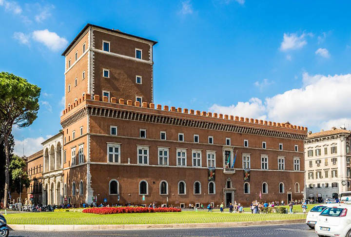 Em Roma  na Itália, um argentino foi preso após perder o controle de um drone e acertar o teto do Palazzo Venezia, em Roma. O palácio já foi residência do papa e sede do governo do ditador fascista Mussolini. Felizmente, ninguém se feriu e o ponto turístico não foi danificado. 
