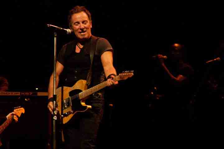 Apesar da fama mundial, o músico mantém uma vida familiar discreta, frequentemente mencionando a importância da esposa e dos filhos como pilares de estabilidade emocional e inspiração em sua trajetória.
