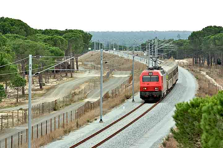 Demograficamente, o Alentejo é uma das regiões menos densamente povoadas de Portugal. Apesar de ocupar uma grande parcela do território nacional, tem relativamente poucos habitantes, o que reforça seu caráter rural e tranquilo. 
