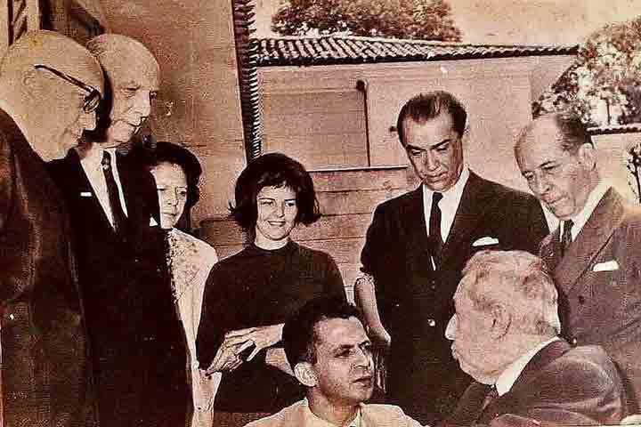 Ao lado das empreitadas jornalísticas, Chateaubriand soube utilizar seu poder para influenciar decisões políticas e se posicionar como figura-chave no tabuleiro nacional.
