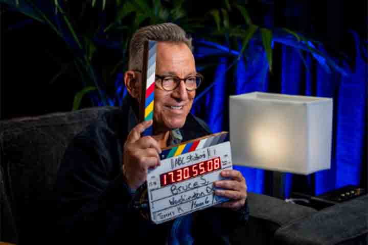 O artista fez um alerta sobre o atual momento: Todos os dias, os acontecimentos nos recordam que vivemos em uma época particularmente perigosa.”
