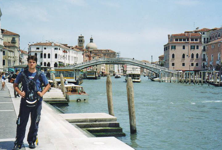 Aliás, é comum ver turistas  nadando em um dos cerca de 150 canais da cidade. Além de ser proibido, a água costuma estar poluída. 