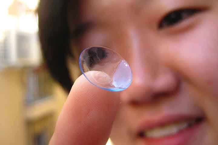 Entre os principais benefícios das lentes de contato estão a ampliação do campo de visão, a possibilidade de prática de esportes sem restrições, a ausência de reflexos indesejados e o fato de não interferirem na estética facial.