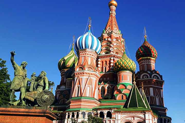 Seu verdadeiro nome é Catedral da Intercessão da Santíssima Mãe de Deus, mas ela ficou conhecida popularmente como São Basílio em homenagem a um andarilho considerado santo que foi enterrado ali.