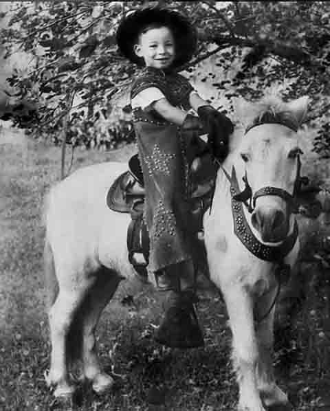 Nascido em 23 de setembro de 1949, em Long Branch, no estado de Nova Jersey, Bruce Springsteen é um dos nomes mais emblemáticos da música americana contemporânea. 
