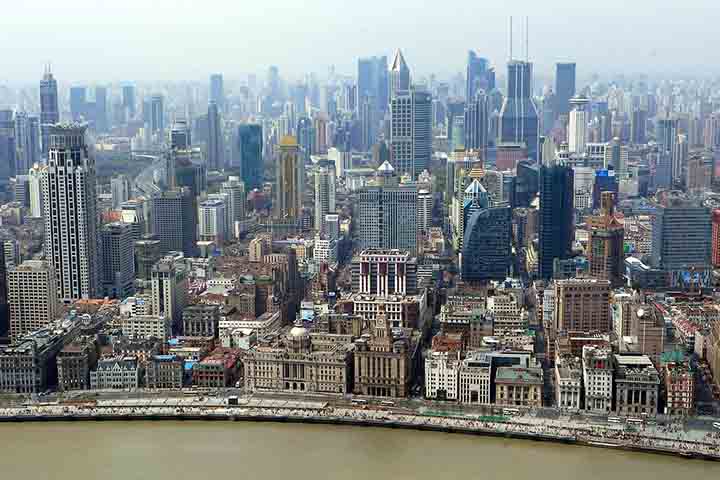 Outro aspecto importante da vida em Xangai é a qualidade do ar, que pode variar bastante ao longo do ano, embora a cidade tenha investido em políticas ambientais nos últimos anos.