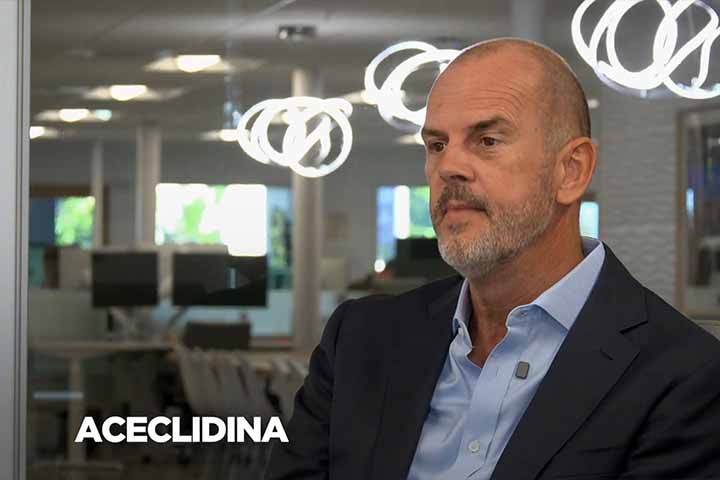 De acordo com Eef Schimmelpennink, CEO da LENZ, a substância apresentava um efeito colateral curioso. Ao reduzir o diâmetro da pupila, fazia com que pacientes percebessem uma melhora na nitidez de perto. 

