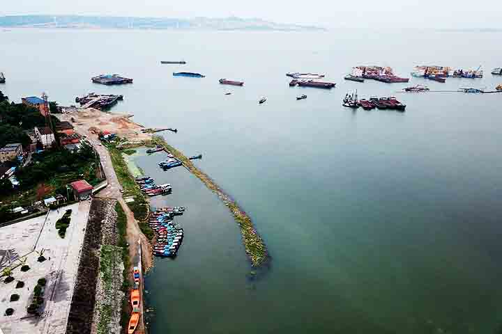 O Lago Poyang (China) tem área variável, chegando a 3.500 km² na estação das chuvas, com profundidade de até 25 m. Maior lago de água doce da China, é crucial para a biodiversidade e sofre com a redução do volume de água devido à construção de barragens.
