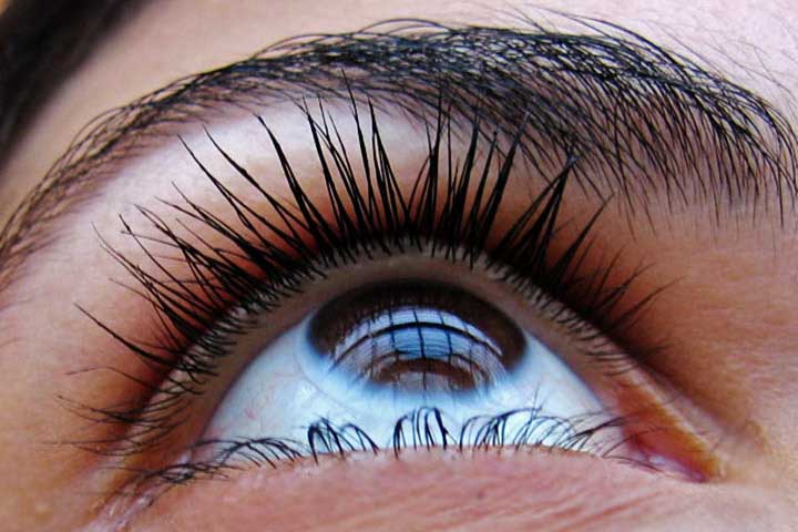 Iniciar a limpeza sempre pelo mesmo olho: esse hábito reduz as chances de confusão entre as lentes, garantindo que cada uma seja colocada no olho correto.