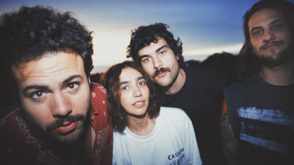 
Composta por integrantes dos grupos Lagum, Anavitória e Daparte, a banda Foto em Grupo lança o primeiro álbum
