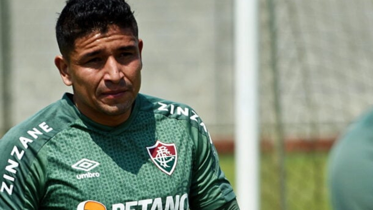 Jogador do Barcelona (EQU) e esposa foram alvejados por dois homens de capacetes em frente a um açougue, em Guayaquil