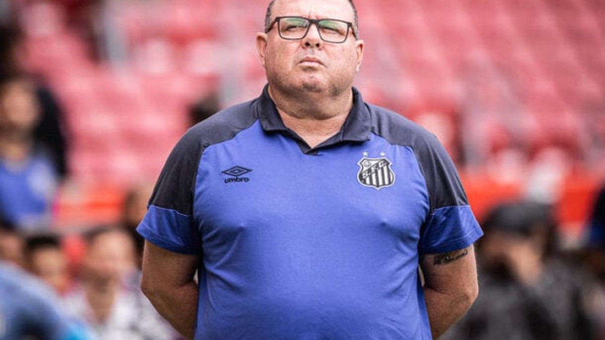 Ex-treinador e auxiliar do clube pede indenização de R$ 600 mil e afirma que vínculo como PJ simulou relação empregatícia