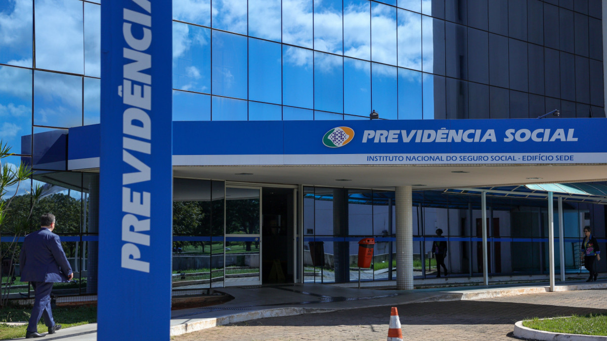 Na regra de transi&ccedil;&atilde;o da idade m&iacute;nima, em 2026, os homens precisar&atilde;o ter 64 anos e 6 meses de idade, enquanto as mulheres dever&atilde;o atingir 59 anos e 6 meses, al&eacute;m do tempo m&iacute;nimo de contribui&ccedil;&atilde;o