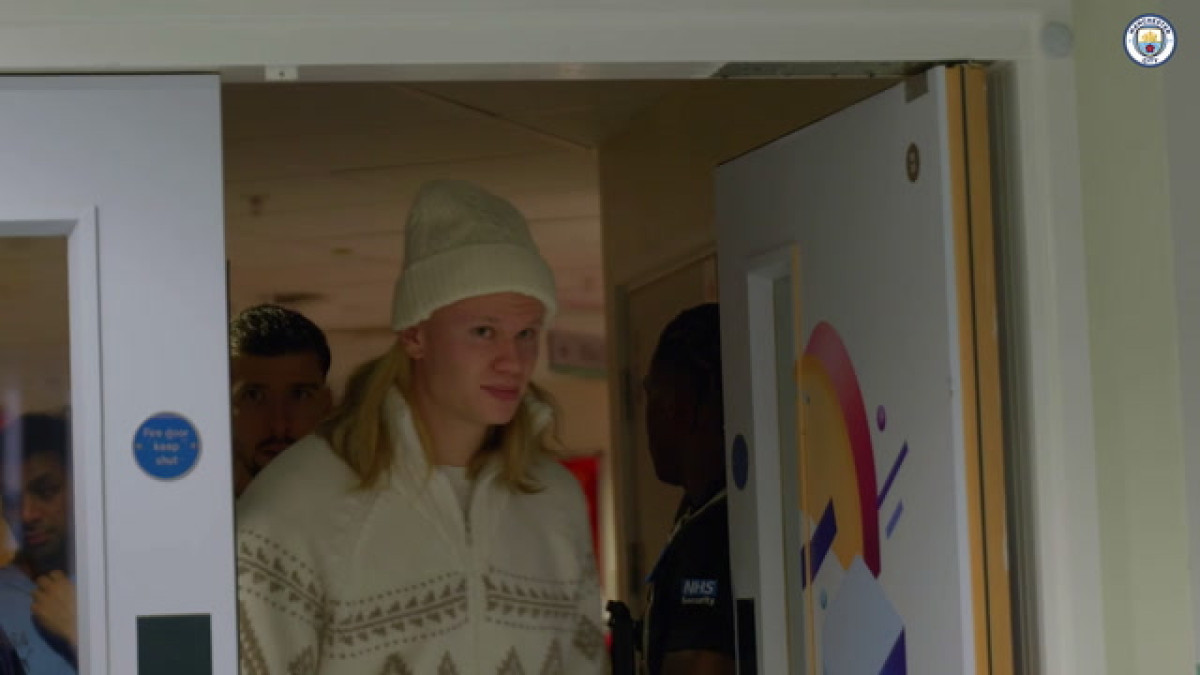 Haaland, Savinho e Dias visitam o Royal Manchester Children’s Hospital