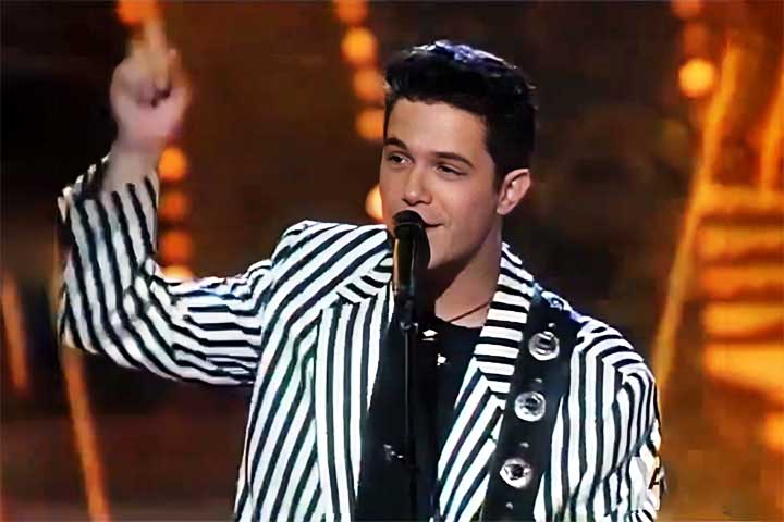 O sucesso se intensificou ao longo da década com discos como “Si Tú Me Miras” e “Más”, este último considerado um divisor de águas em sua trajetória e um dos álbuns mais vendidos da história da música espanhola.
