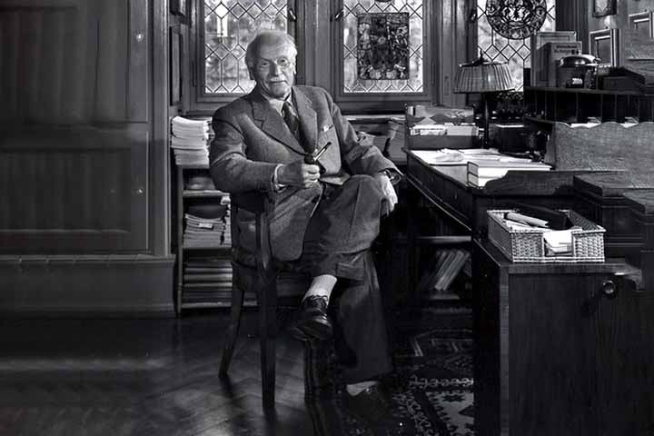 Para ele, o inconsciente não se limitava a isso, mas continha também imagens e experiências universais compartilhadas por toda a humanidade - o que ele chamou de inconsciente coletivo.
