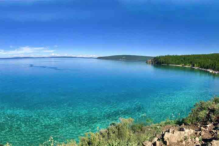 O Lago Khovsgol (Mongólia) ocupa 2.760 km² e atinge 267 m de profundidade. Conhecido como irmão menor do Baikal, possui água extremamente pura e é considerado sagrado pelo povo mongol.
