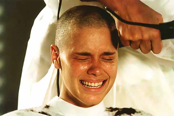 Laços de Família, exibida em 2000, comoveu o público com a famosa cena em que Carolina Dieckmann raspa o cabelo em um dos momentos mais icônicos da TV brasileira.