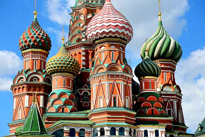 A arquitetura da catedral impressiona. As torres em forma de cebola, pintadas com padrões geométricos e tons fortes, formam uma composição que não se repete em nenhum outro lugar do mundo. A assimetria é intencional, criando a ilusão de caos harmonioso.