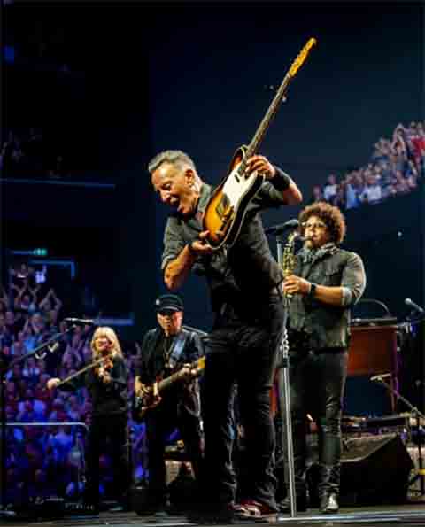 Em 1973, Bruce lançou “Greetings from Asbury Park, N.J.”, álbum de estreia que, embora não tenha alcançado sucesso comercial imediato, revelou um compositor de talento singular e abriu caminho para o reconhecimento crítico.
