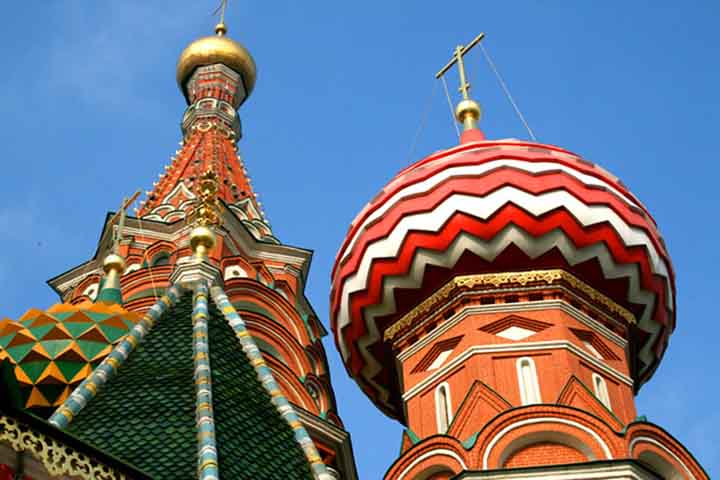 Cada uma das nove capelas internas representa uma etapa da campanha militar, e o conjunto é coroado por cúpulas coloridas e irregulares, que se tornaram símbolo de Moscou.