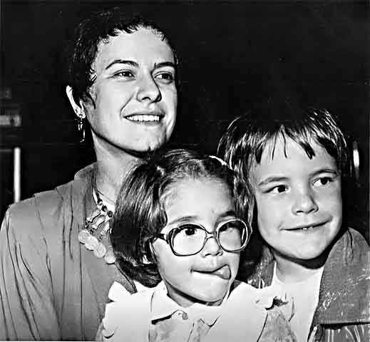 Ela é filha da lendária cantora Elis Regina e do renomado pianista e arranjador César Camargo Mariano. Elis 
morreu em 19 de janeiro de 1982, aos 36 anos de idade.