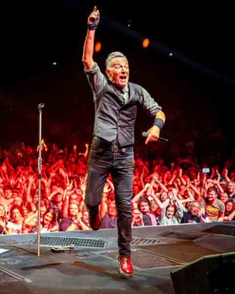 O sucesso chegou com força dois anos depois, com “Born to Run”, disco que consolidou sua imagem como o “homem da estrada”, porta-voz dos que buscam liberdade e sentido nos Estados Unidos. 
