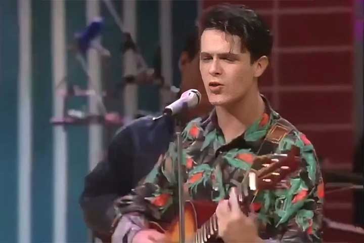 Ao longo da vida, Alejandro Sanz também enfrentou desafios pessoais que influenciaram sua obra, incluindo momentos de crise emocional e transformações profundas em sua vida privada. 
