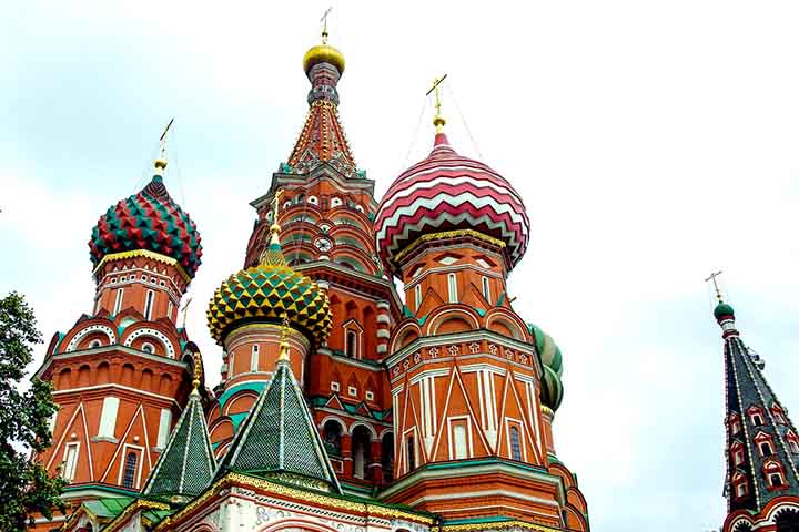 Ele percorre séculos de história, entrelaçando arte, política e espiritualidade em cada detalhe. Dessa forma, a Rússia não apenas abriga catedrais - ela vive através delas.