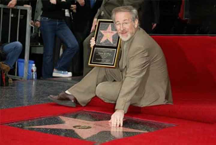 Ao longo de sua carreira, recebeu inúmeros prêmios e honrarias, incluindo a Medalha Presidencial da Liberdade, concedida em 2015 e a estrela na calçada da fama em Hollywood.
