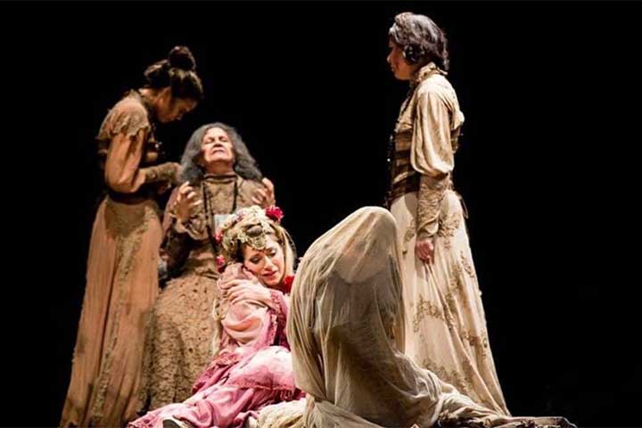 A peça percorreu diversas cidades brasileiras e marcou profundamente sua carreira, fazendo com que ela se afastasse temporariamente da televisão. 
