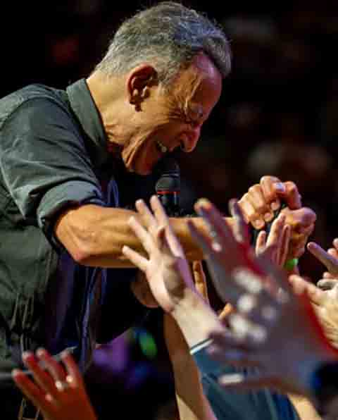 Mesmo demonstrando preocupação com o contexto atual, Springsteen afirmou que muitos ainda veem os Estados Unidos como lugar de oportunidades: “Não de medo, divisão, censura governamental nem ódio. Esses são os Estados Unidos pelos quais vale a pena lutar.” 
