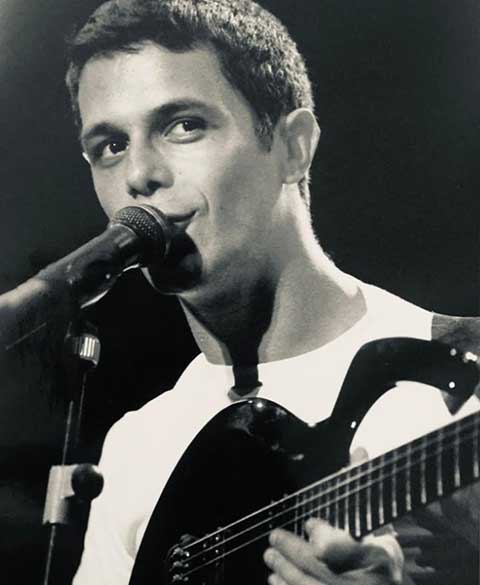 Alejandro Sánchez Pizarro, conhecido artisticamente como Alejandro Sanz, nasceu em Madri em 18 de dezembro de 1968 e se tornou um dos nomes mais conhecidos da música espanhola e latina nas últimas décadas. 
