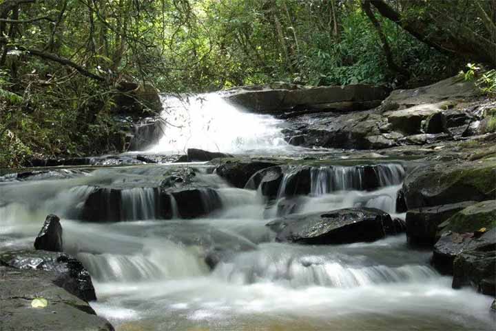 Situada no interior do estado, a estância é um reino de tranquilidade. Ela se destaca por cachoeiras, trilhas e uma paisagem bucólica que são um convite a desacelerar. 

