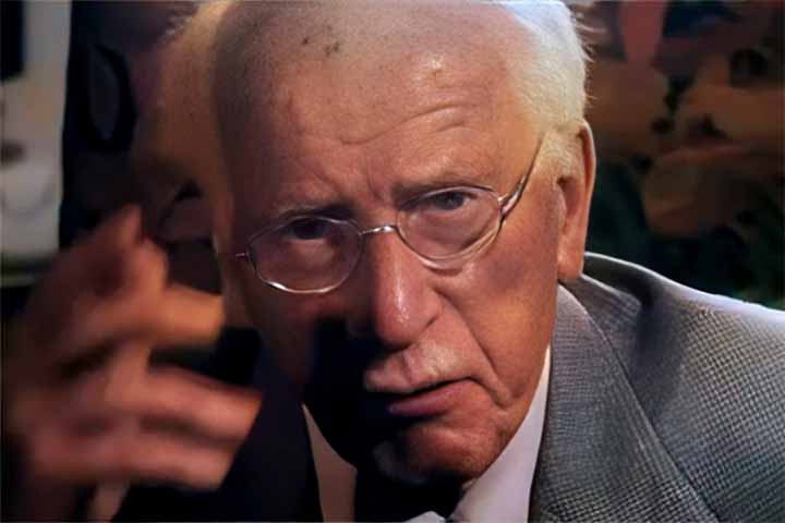 A exposição inédita convida o público a mergulhar no universo do psiquiatra e psicoterapeuta suíço Carl Gustav Jung, um dos maiores nomes da psicologia do século 20. 
